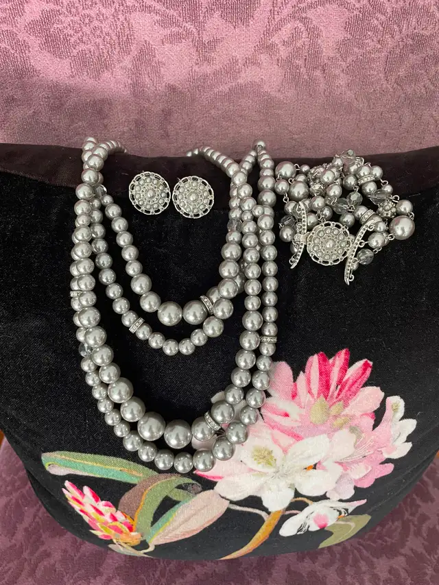 PEARL NECKLACE/BRACELET & EARRINGS (GREY).