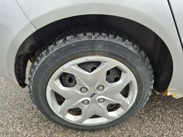 2012 Ford Fiesta - Photo 25