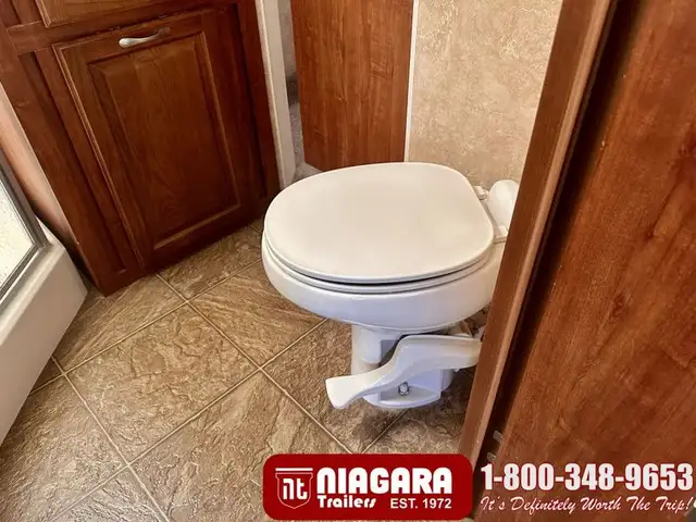 2011 JAYCO EAGLE SUPER LITE 305RLS Fifth Wheel - Photo 19