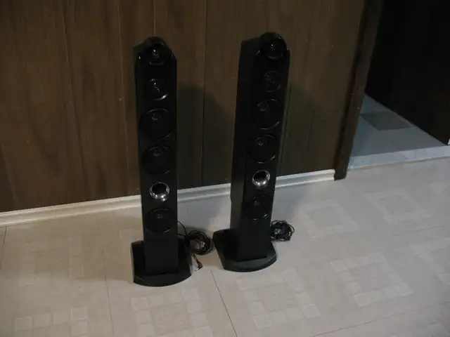 2 Classic Singing Machine Tower Floor Speakers