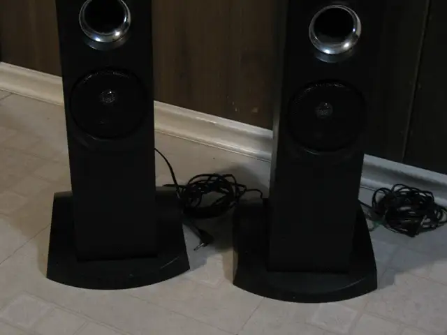 2 Classic Singing Machine Tower Floor Speakers - Photo 9