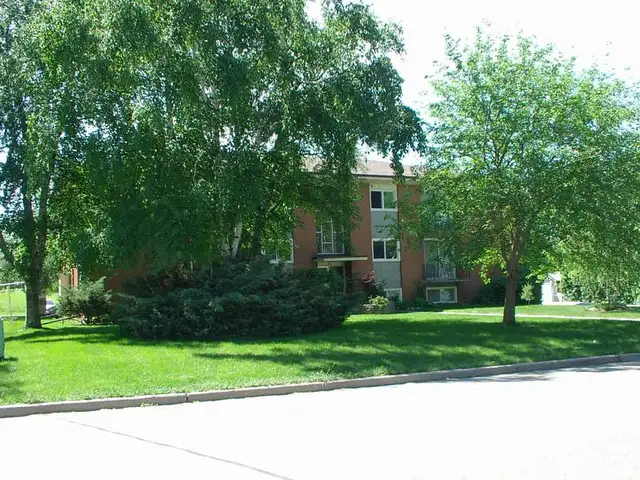 Large One Bedroom Apt near Rockway Golf Course – Newly Renovated