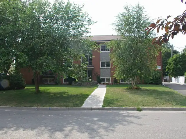 Large One Bedroom Apt near Rockway Golf Course – Newly Renovated - Photo 2