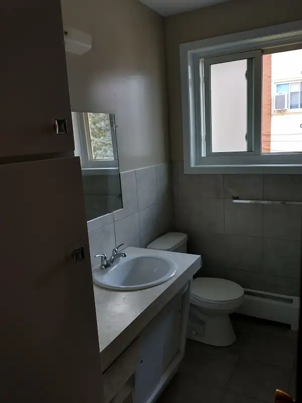 Large One Bedroom Apt near Rockway Golf Course – Newly Renovated - Photo 4