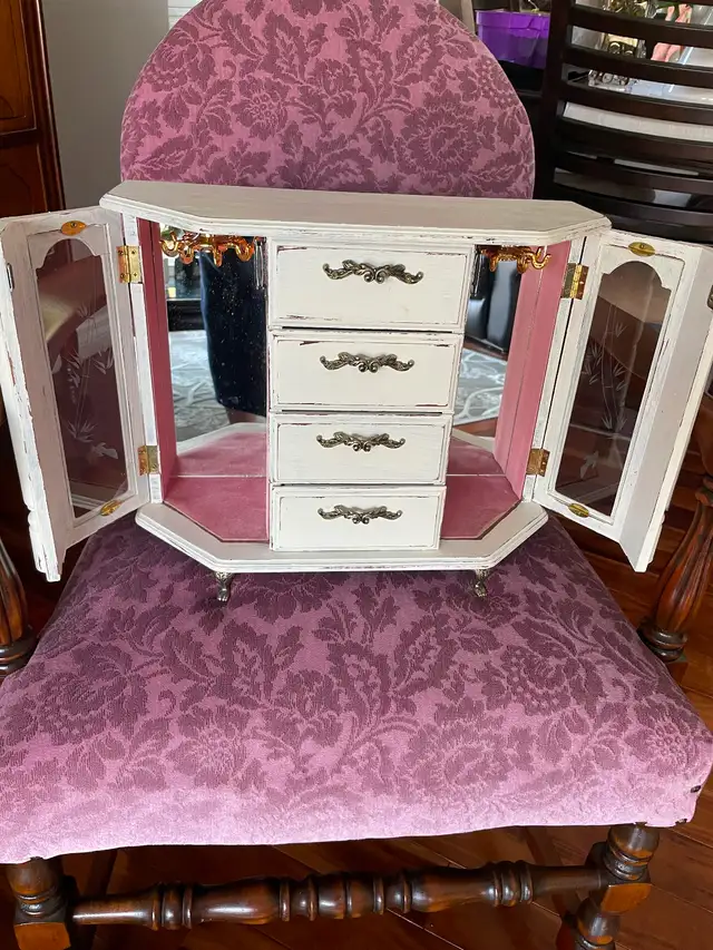 JEWELLERY BOX (BEAUTIFUL WHITE/VINTAGE)