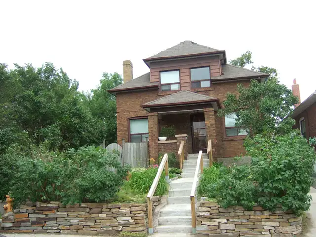 2 BDRM Exposed Brick Open Concept Patio Large Yard Garden Oasis - Photo 8