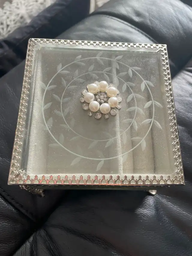 JEWELLERY BOX SMALL, HINGED WITH FEET (BEAUTIFUL PIECE).