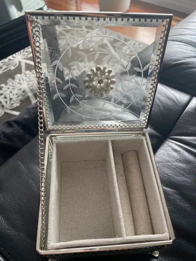 JEWELLERY BOX SMALL, HINGED WITH FEET (BEAUTIFUL PIECE). - Photo 2