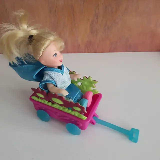 POUPÉE 6'HAU VOITURETTE 3'x2' CHAT BLANC ROSE: $15.00 POUR TOUT