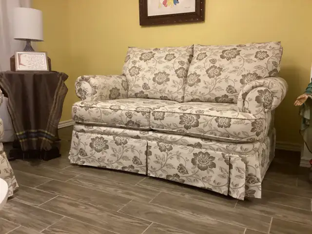 Sofa & Loveseat - Photo 4