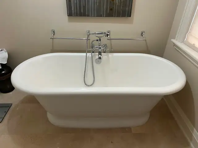 Bathroom Tub and Faucet - Photo 2