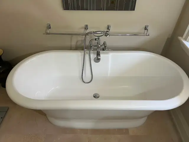 Bathroom Tub and Faucet - Photo 3