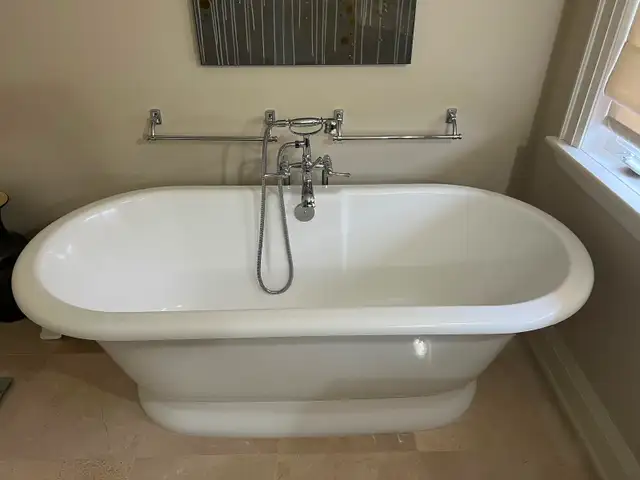 Bathroom Tub and Faucet - Photo 4