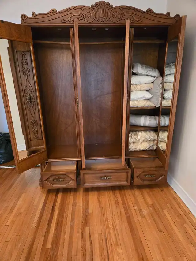 Antique Wardrobe - Photo 2