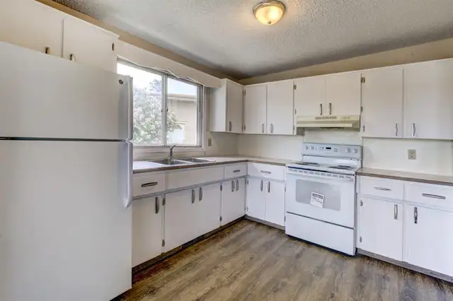 Huntington Main Floor Suite for Rent 2 Bedroom 1 Bath $1400 - Photo 5