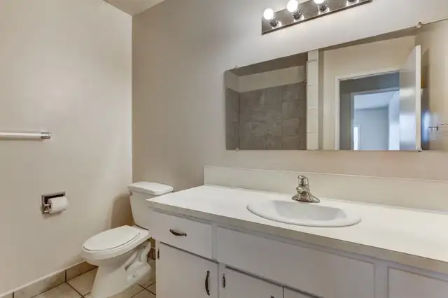 Huntington Main Floor Suite for Rent 2 Bedroom 1 Bath $1400 - Photo 6