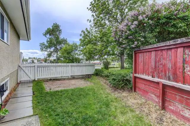 Huntington Main Floor Suite for Rent 2 Bedroom 1 Bath $1400 - Photo 9