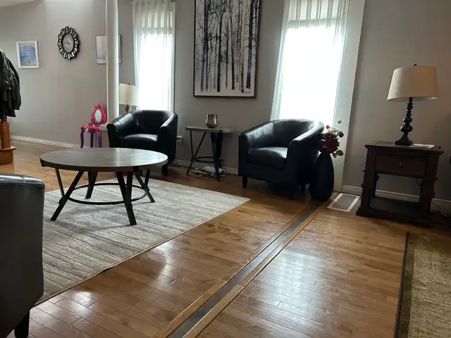 living room set with four dark brown chairs - Photo 2