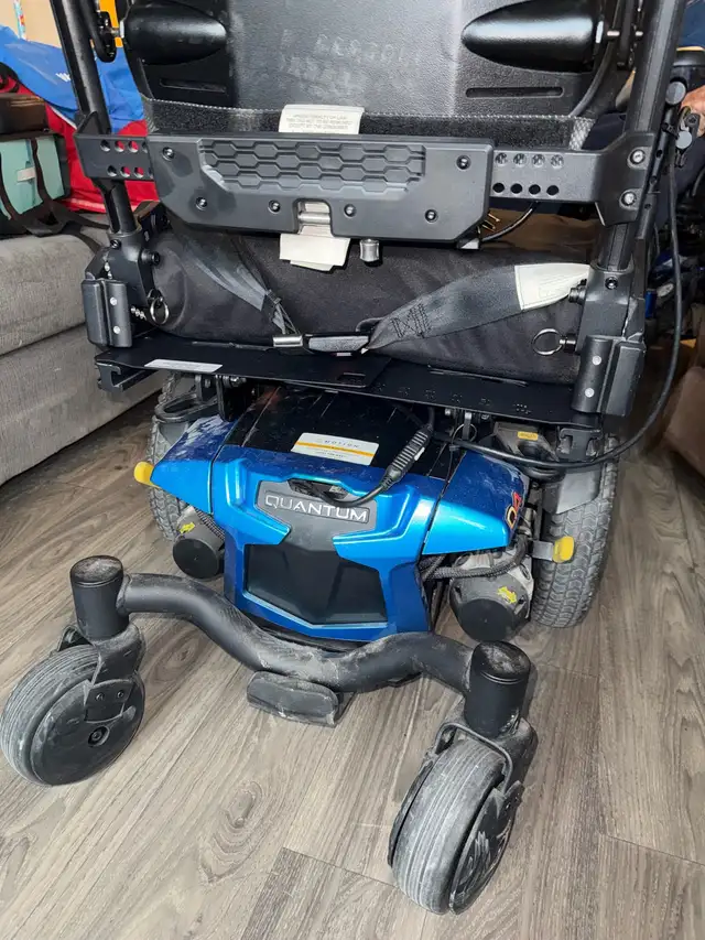 Electric Wheelchair - Photo 6