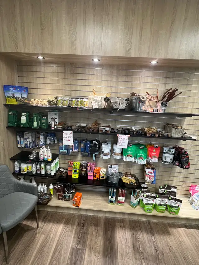 Retail store shelving/fixtures - Photo 2