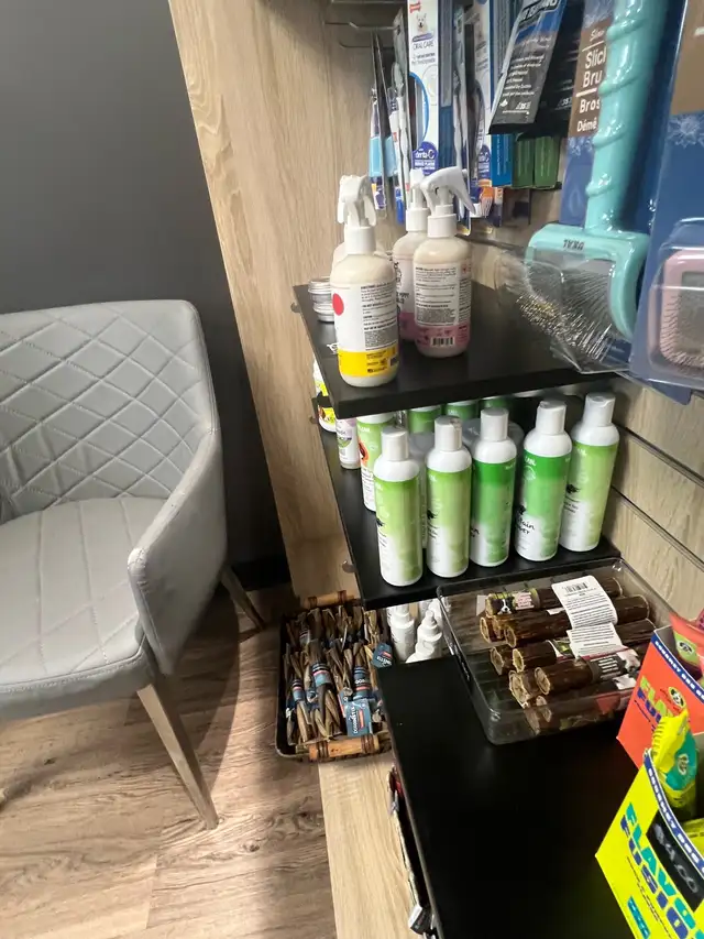 Retail store shelving/fixtures - Photo 4