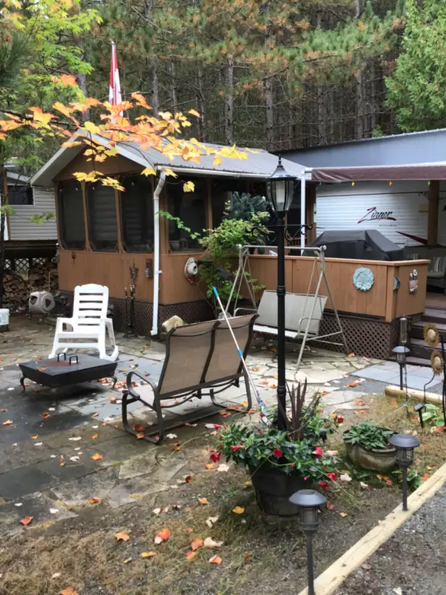 Travel trailer - Photo 2