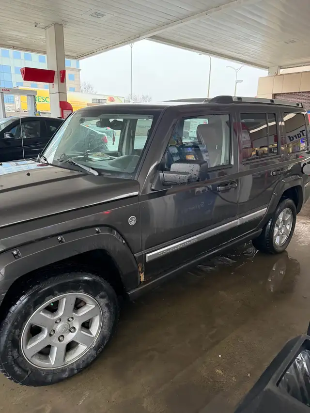 JEEP COMMANDER 2006 V8 Hemi 5.7 low mileage!! - Photo 2