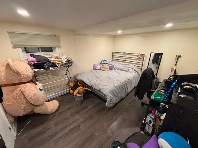 Furnished student room in quiet house for rent downtown Toronto - Photo 2