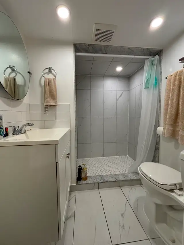 Furnished student room in quiet house for rent downtown Toronto - Photo 3