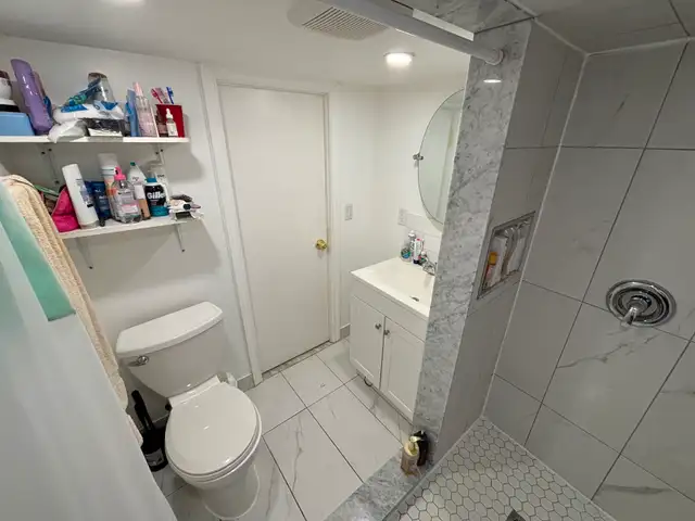 Furnished student room in quiet house for rent downtown Toronto - Photo 4