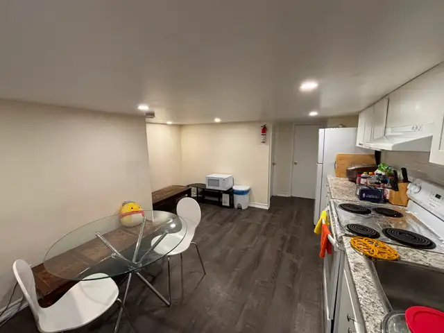 Furnished student room in quiet house for rent downtown Toronto - Photo 5