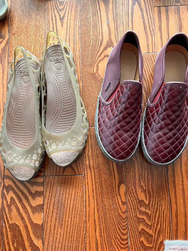 2 paires de chaussures pour fille. Âge  10-12 ans presque neuves