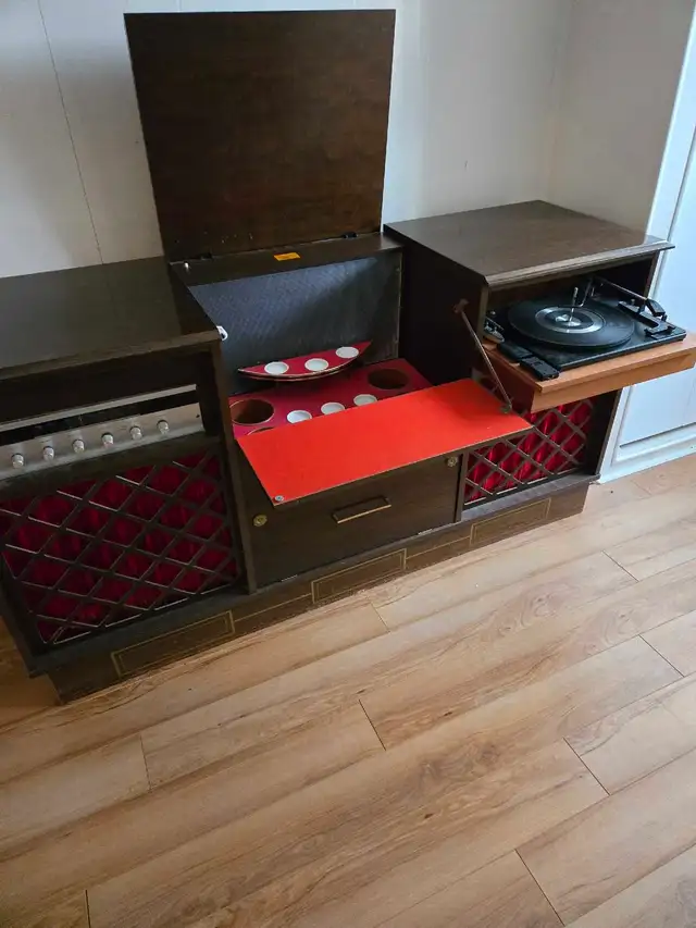 Stereo Console - Photo 2