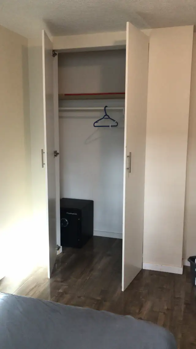 Available now c-train Mall university close downtown one room - Photo 3