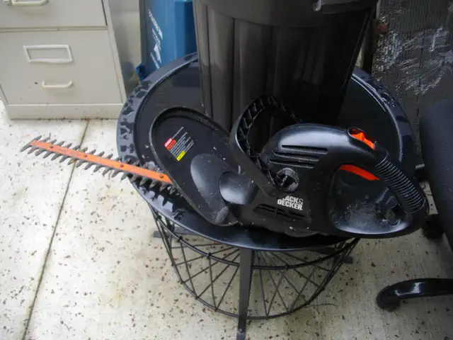 BLACK AND DECKER HEDGETRIMMER