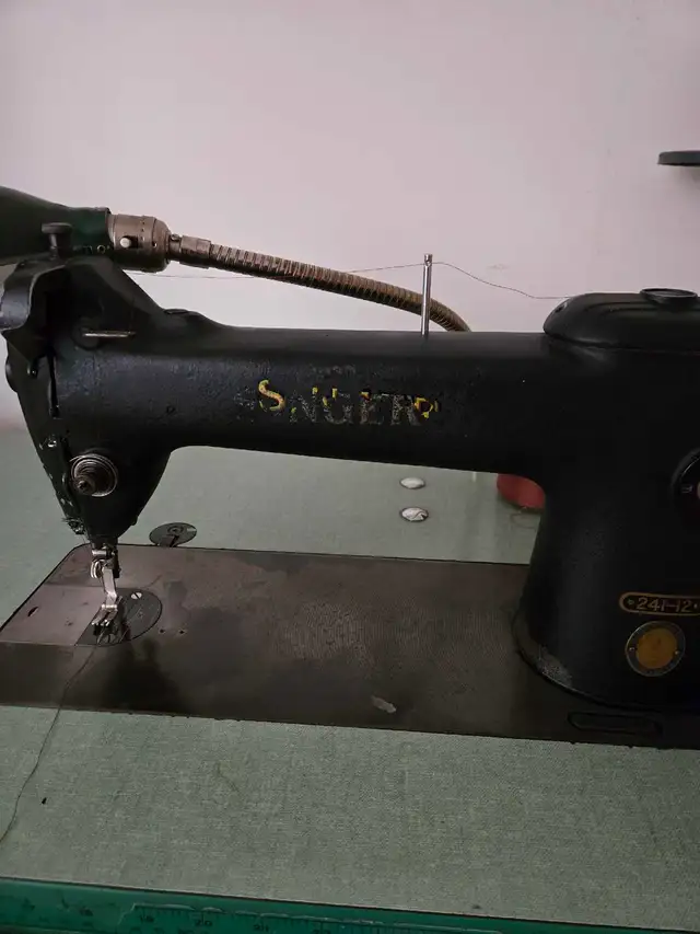 Singer Sewing Machine - Photo 2