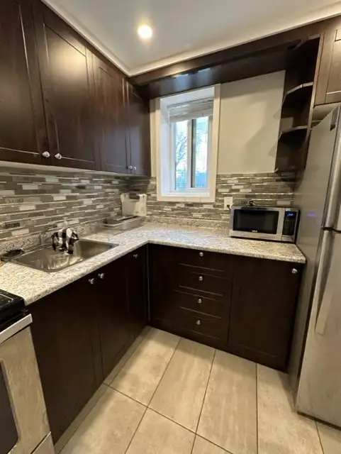 TWO BEDROOM APARTMENT ON MERIVALE ROAD - CENTRAL LOCATION - Photo 2