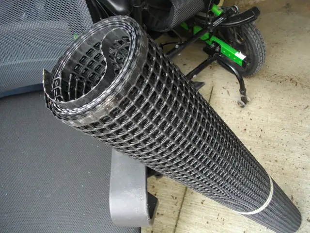 3 FEET BY 8 FEET ROLL OF PLASTIC MESH - Photo 2