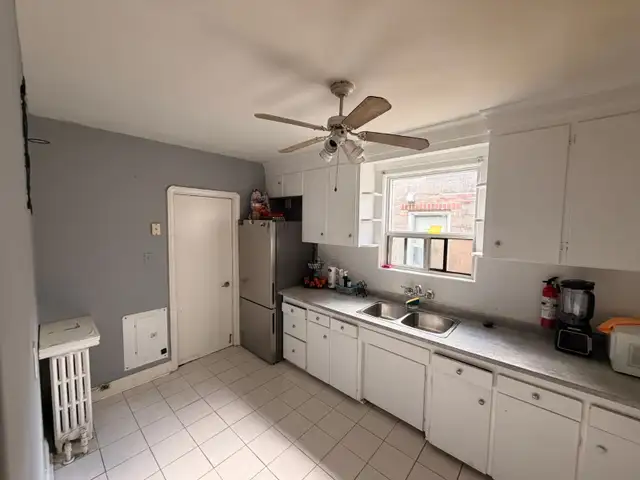 4-Bedroom Apartment for Rent – Eglinton & Dufferin - Photo 2