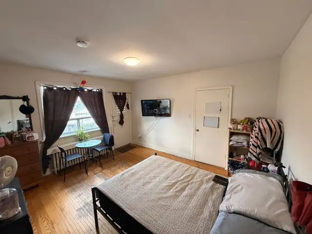 4-Bedroom Apartment for Rent – Eglinton & Dufferin - Photo 3