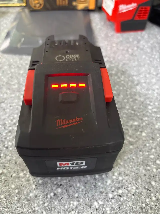 Milwaukee 18V 12AH forge battery - Photo 2