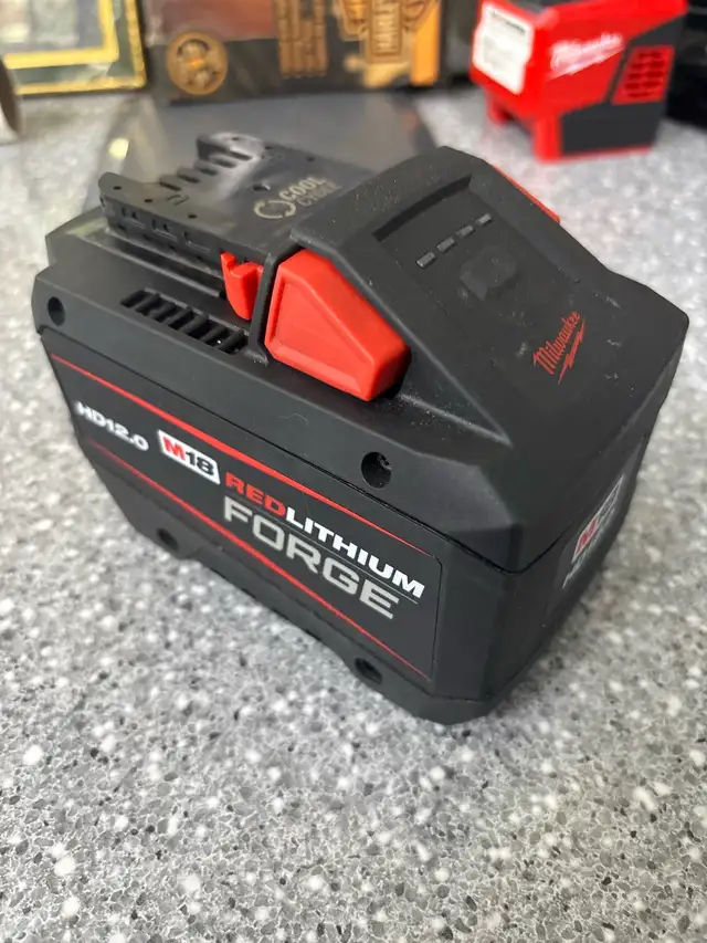 Milwaukee 18V 12AH forge battery - Photo 3