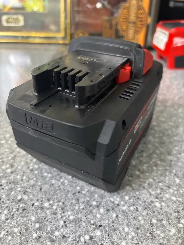 Milwaukee 18V 12AH forge battery - Photo 4