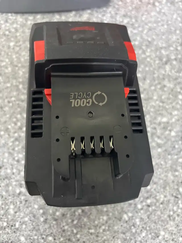 Milwaukee 18V 12AH forge battery - Photo 5