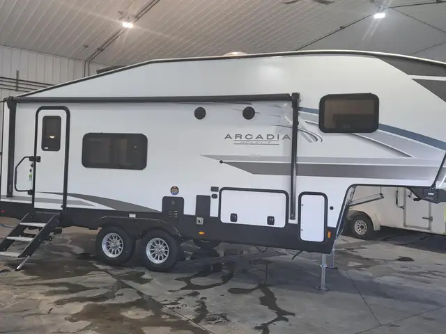 Fully Equipped Fifth Wheel with Big Features in a Compact Size - Photo 2