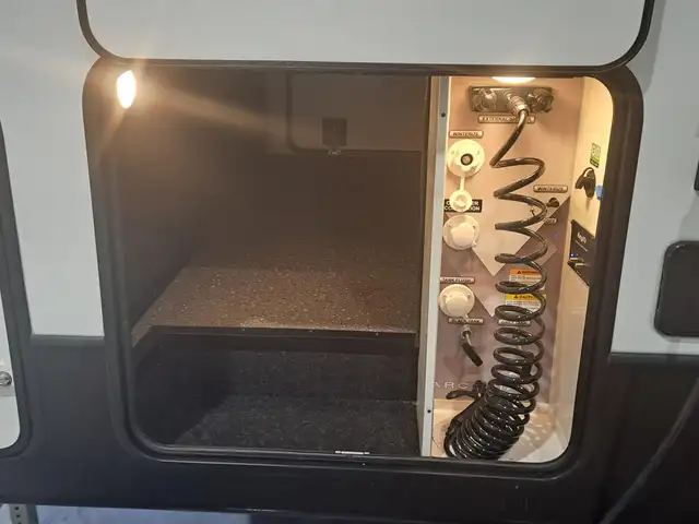 Fully Equipped Fifth Wheel with Big Features in a Compact Size - Photo 3