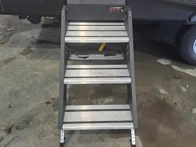 Fully Equipped Fifth Wheel with Big Features in a Compact Size - Photo 5