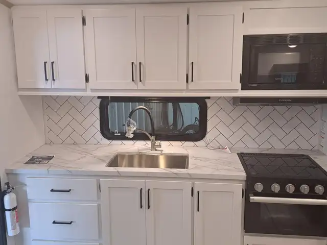 Fully Equipped Fifth Wheel with Big Features in a Compact Size - Photo 6