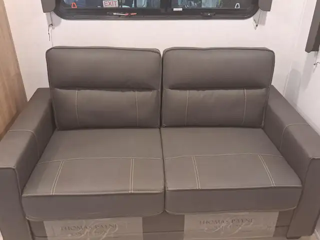 Fully Equipped Fifth Wheel with Big Features in a Compact Size - Photo 7