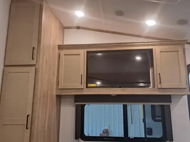 Fully Equipped Fifth Wheel with Big Features in a Compact Size - Photo 8